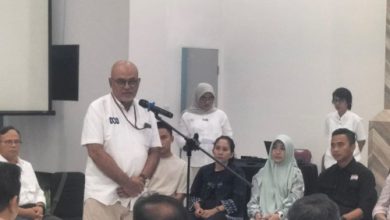 Salah satu keluarga rombongan jurnalis dalam berdoa bersama di Gedung Dewan Pers. Foto Antara