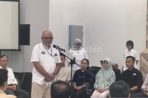 Salah satu keluarga rombongan jurnalis dalam berdoa bersama di Gedung Dewan Pers. Foto Antara