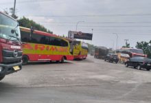 Truk besar dan bus yang ngetem di dekat akses Pintu Tol Cilegon Timur. Foto Daeng Yusvin