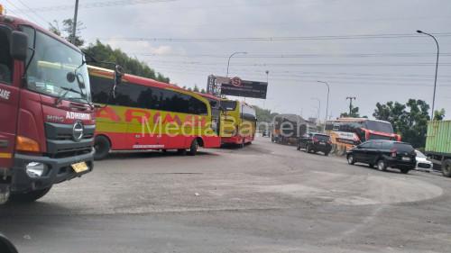 Truk besar dan bus yang ngetem di dekat akses Pintu Tol Cilegon Timur. Foto Daeng Yusvin