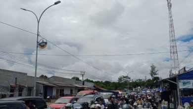 Kemacetan arus lalu lintas menuju Pantai Anyer. Foto: Antara