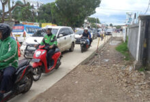 Pedagang terpaksa tutup di ruas jalan Cipocok akibat pelebaran. Foto: Aden Hasanudin
