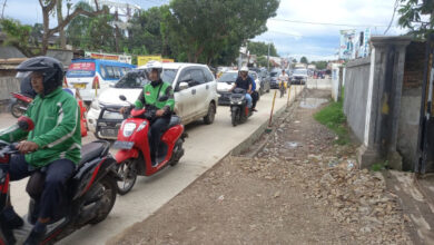 Pedagang terpaksa tutup di ruas jalan Cipocok akibat pelebaran. Foto: Aden Hasanudin