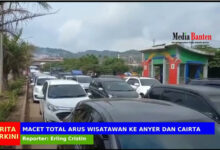 Kendaran wisatawan macet total di jalur dari Cilegon menuju Pantai Anyer dan Carita.