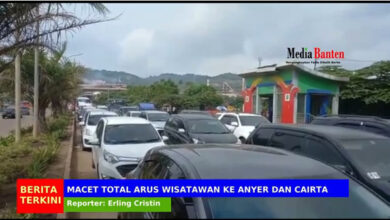 Kendaran wisatawan macet total di jalur dari Cilegon menuju Pantai Anyer dan Carita.