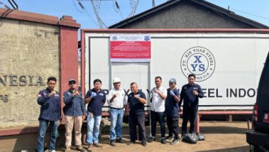 Penyegelan tungku pembakaran pabrik baja di Balaraja. Foto: Antara