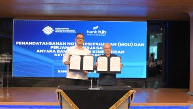 Sekjen Kemnaker, Cris Kuntadi dan Dirut BJB, Ayi Subarna teken MoU. Foto Biro Humas Kemnaker