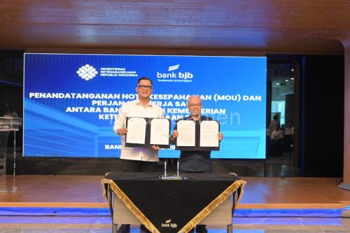 Sekjen Kemnaker, Cris Kuntadi dan Dirut BJB, Ayi Subarna teken MoU. Foto Biro Humas Kemnaker