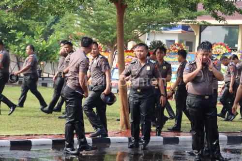 Personel Polres Serang yang naik pangkat diguyur air. Foto: Yono