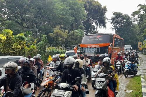 Kemacetan parah terjadi jalan menuju Pantai Anyer hingga Carita. Foto: LKBN Antara