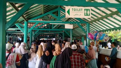 Kawasan Maka Sultan Hasanudin dipadati ribuan pengizarah. Foto: Abdul hadi