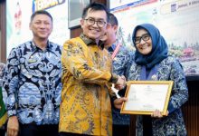 Kepala BKD, Ai Dewi Suzana menerima penghargaan ketiga dalam PKN 2. Foto Benzon