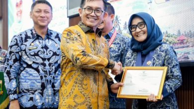 Kepala BKD, Ai Dewi Suzana menerima penghargaan ketiga dalam PKN 2. Foto Benzon