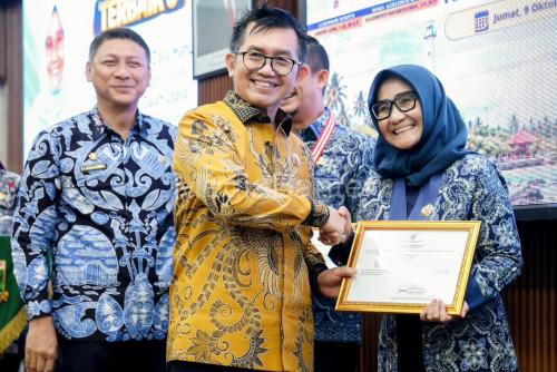 Kepala BKD, Ai Dewi Suzana menerima penghargaan ketiga dalam PKN 2. Foto Benzon