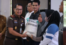 Kepala Kejati Banten, Didik Farkhan Alisyahdi serahkan beras rampasan negara ke KPM. Foto: Puspenkum Kejati Banten.