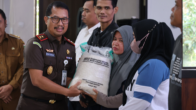Kepala Kejati Banten, Didik Farkhan Alisyahdi serahkan beras rampasan negara ke KPM. Foto: Puspenkum Kejati Banten.