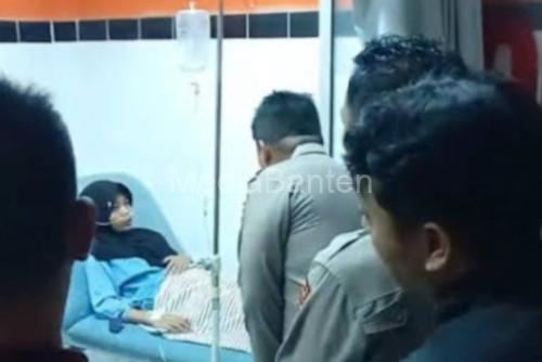 Salah satu murid MTs Al Inayah Cilegon yang diduga keracunan makanan MBG di Puskesmas. Foto Daeng Yusvin