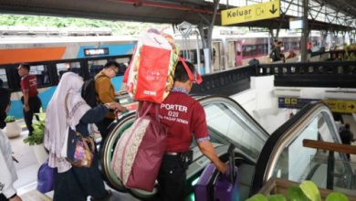 Penumpang kereta api jarak jauh dari Jakarta. Foto Antara