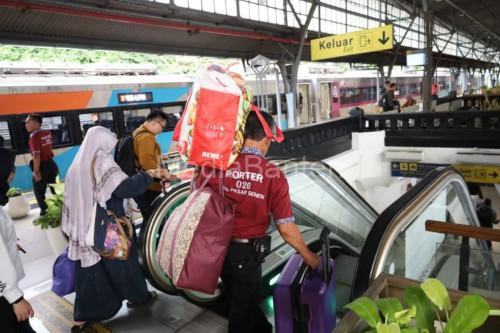Penumpang kereta api jarak jauh dari Jakarta. Foto Antara