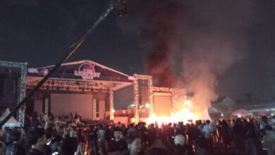 Pembakaran panggung oleh penonton Konser Musik TNG Lenfest. Foto: Antara
