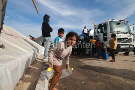 Warga Rafah dilanda kesulitan air untuk minum. Foto: Mohammed Abed/MSF