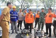 Pj Walikota Tangerang, Nurdin mencek peralatan di BPBD Kota Tangerang. Foto: Antara