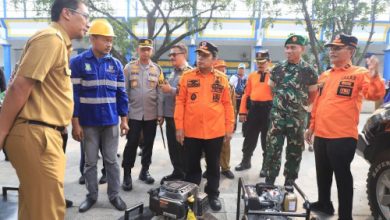 Pj Walikota Tangerang, Nurdin mencek peralatan di BPBD Kota Tangerang. Foto: Antara