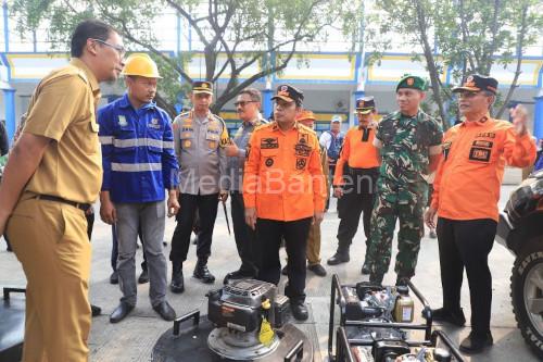 Pj Walikota Tangerang, Nurdin mencek peralatan di BPBD Kota Tangerang. Foto: Antara