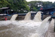 Muka air sungai di Kota Tangerang semakin tinggi, ditetapkan status awas banjir. Foto Antara