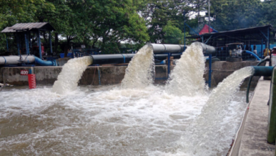 Muka air sungai di Kota Tangerang semakin tinggi, ditetapkan status awas banjir. Foto Antara