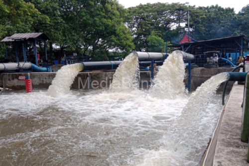 Muka air sungai di Kota Tangerang semakin tinggi, ditetapkan status awas banjir. Foto Antara