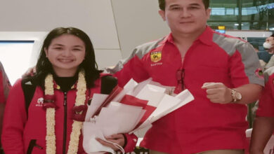 Ketua Forki Kota Sernag, Joe Manaloe dan Marsela Sekar Dimyati, Juara Dunia Karate. Foto: Aden Hasanudin