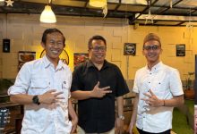 Ketua Himmikom FISIP Untirta diserahkan dari Nana Sutisna Amdan ke Moch Syuryadi. Foto: Sutisna