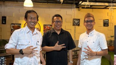 Ketua Himmikom FISIP Untirta diserahkan dari Nana Sutisna Amdan ke Moch Syuryadi. Foto: Sutisna