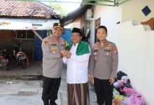 Silaturahmi Kapolres Serang, AKBP Condro Sasongko dengan Ketua MUI Kab Serang, KH Tb A Hudori Yusuf. Foto: Yono