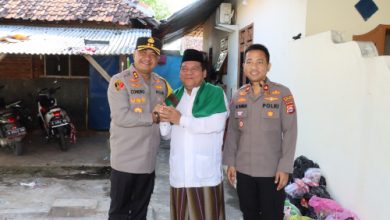 Silaturahmi Kapolres Serang, AKBP Condro Sasongko dengan Ketua MUI Kab Serang, KH Tb A Hudori Yusuf. Foto: Yono