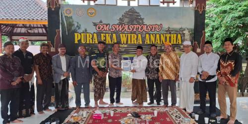 Silaturahmi Ketua FKUB Kota Serang, KH Matin Syarkowi ke Pura Eka Wira Anantha di Kopasus Grup 1, Taman. Foto: Humas FKUB Kota Serang