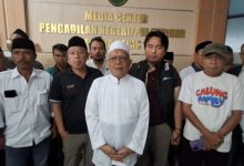 KH Matin Syarkowi memberikan keterangan usai jadi saksi di PN Serang. Foto Taufik Hidayat