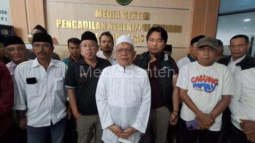KH Matin Syarkowi memberikan keterangan usai jadi saksi di PN Serang. Foto Taufik Hidayat