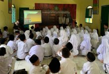 Edukasi mahasiswa KKN Tematik 4 UMJ soal pengelolaan sampah. Foto: Istimewa