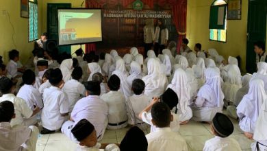 Edukasi mahasiswa KKN Tematik 4 UMJ soal pengelolaan sampah. Foto: Istimewa