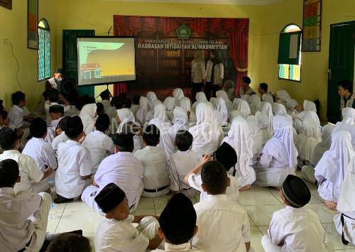 Edukasi mahasiswa KKN Tematik 4 UMJ soal pengelolaan sampah. Foto: Istimewa