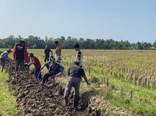 KKN Kelompok 19 Unma melakukan normalisasi irigasi di Desa Weru. Foto Nana