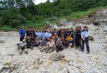 Mahasiswa Bilogi melakukan kuliah lapangan di Gunung Pulosari. Foto: Sutisna