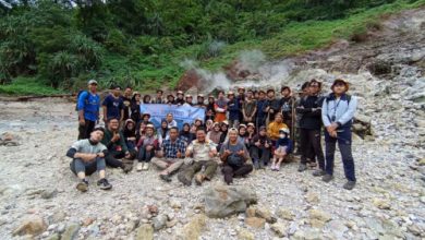 Mahasiswa Bilogi melakukan kuliah lapangan di Gunung Pulosari. Foto: Sutisna