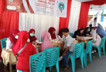 Pemeriksaan Kesehatan Gratis dari Puskesmas Unyur dan Klinik Family untuk warga Taman Lopang Indah. Foto: Yono