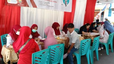 Pemeriksaan Kesehatan Gratis dari Puskesmas Unyur dan Klinik Family untuk warga Taman Lopang Indah. Foto: Yono