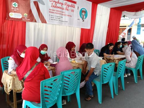 Pemeriksaan Kesehatan Gratis dari Puskesmas Unyur dan Klinik Family untuk warga Taman Lopang Indah. Foto: Yono