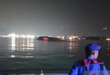 Pasca kebakaran, KMP Batu Mandi terbalik di perairan Merak. Foto Antara
