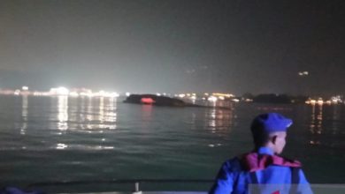 Pasca kebakaran, KMP Batu Mandi terbalik di perairan Merak. Foto Antara
